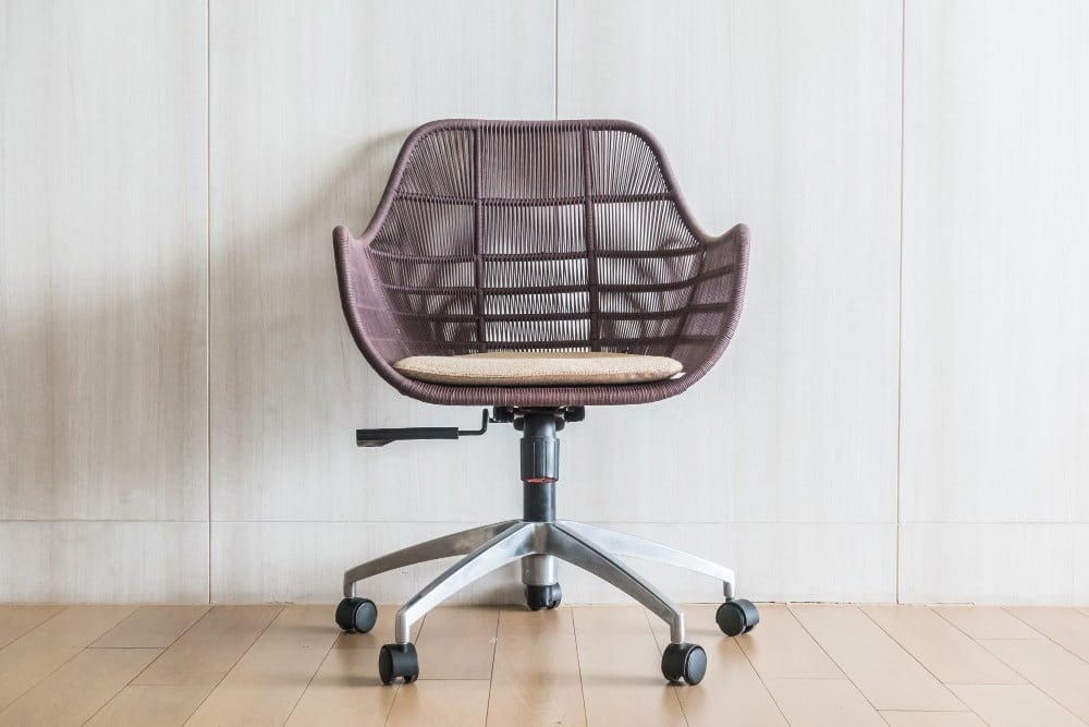 ¿Cómo hacer que una silla de escritorio suba? - silla-oficina - mrsiraphol - www.freepik.es