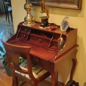 Coqueto escritorio vintage con cajones