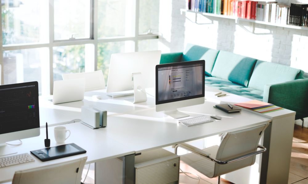 concepto-suministros-oficina-lugar-trabajo-habitacion-contemporanea - mesa de oficina - rawpixel.com
