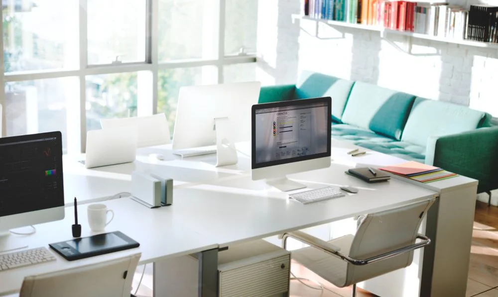concepto-suministros-oficina-lugar-trabajo-habitacion-contemporanea - mesa de oficina - rawpixel.com